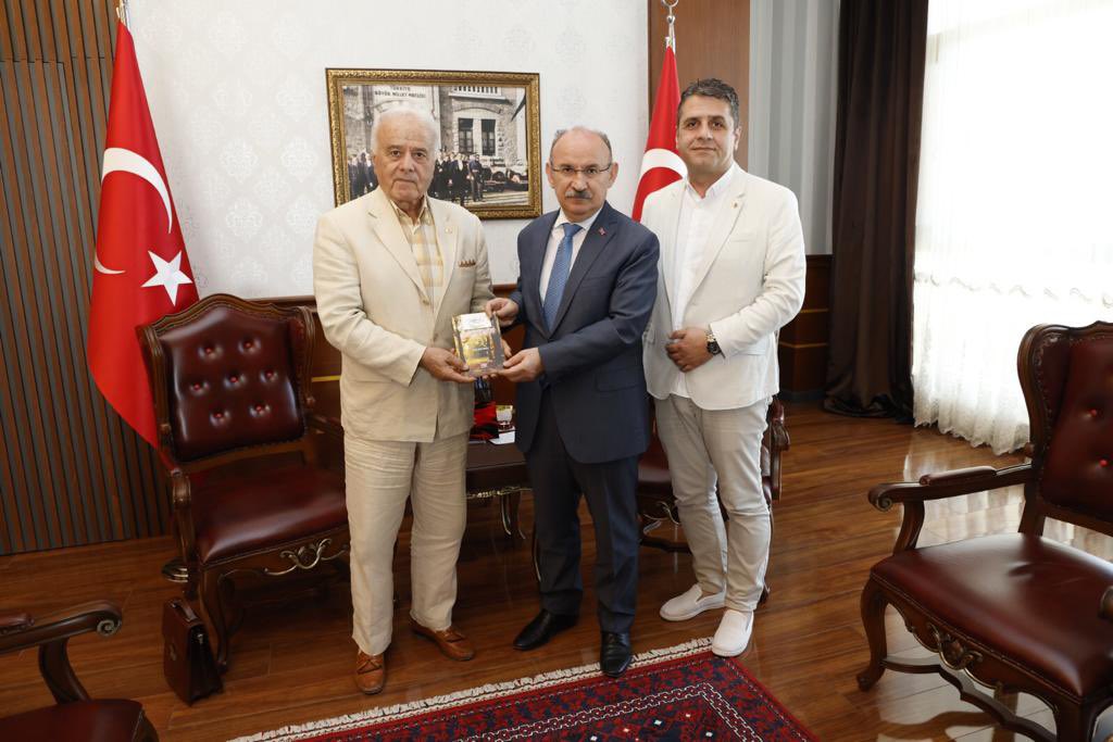 Adapazarı belediye meclis üyesi oğlum Halit Metin Müftüoğlu ile birlikte Sayın  Valimiz Yaşar Karadeniz beye hoş geldiniz ziyaretinde bulunduk. Sonbahar Rüzgarları adlı şiir kitabımı kendisine taktim ettim.