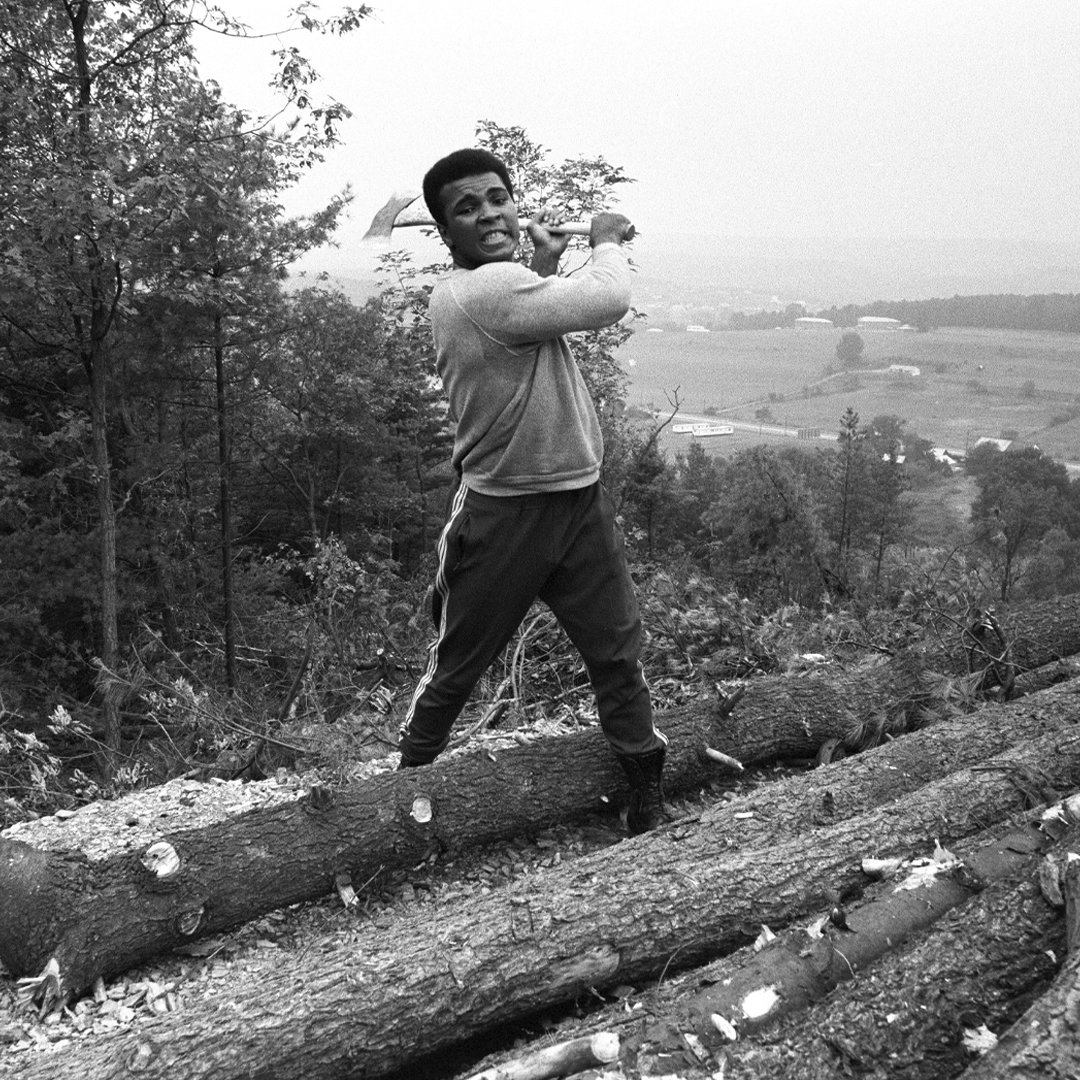 Muhammad Ali chopping wood during at his training camp cabin in Deer Lake, PA. 📸: @LeiferNeil #MuhammadAli #Icon #Champion #Training #ChoppingWood #DeerLake #NeilLeifer #Photography