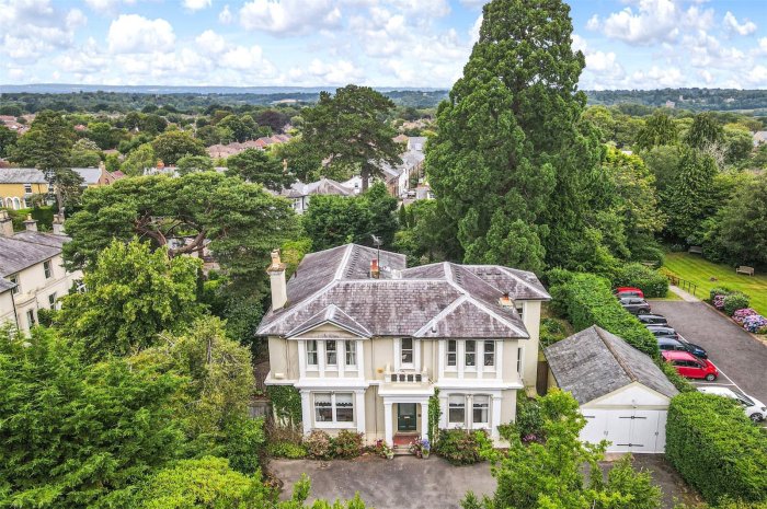 JacksonStopsTW's tweet photo. Warborough Lodge is a handsome and substantial detached 5 bedroom #VictorianVilla in Rustall near #Tunbridgewells believed to date from the mid 1800s offering elegant and spacious family accommodation.
#tunwells #kentproperty #muddykent
https://t.co/mCKcpLdqwi https://t.co/J1k3r3WcVo