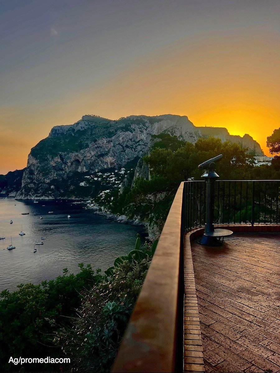 PetrelliFlavia's tweet photo. Buona serata con un'immagine al tramonto di #PuntaTragara a Capri 🌅 https://t.co/jHhbwYJyNg