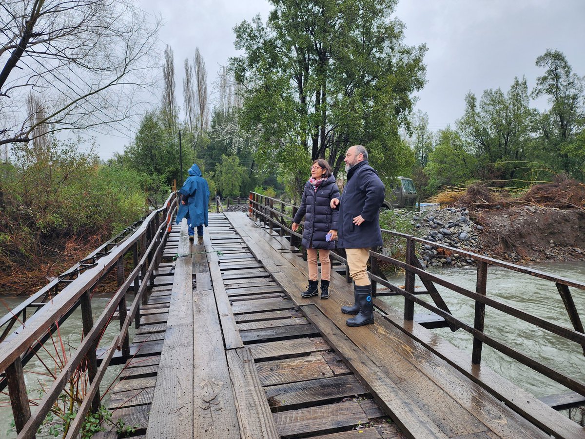 SeremiCienciaB's tweet photo. En #Tucapel en el sector Polcura, Rastrojo y Las Varas, nuestra Seremi @sofia_valenzuel se encuentra en terreno junto Francisco Herrera,  director de Obras de la Municipalidad y al Ejército, el cual se encuentra desplegado en la zona
#GobiernoEnTerreno @GobiernodeChile @DPRBiobio https://t.co/lLDL512nkh