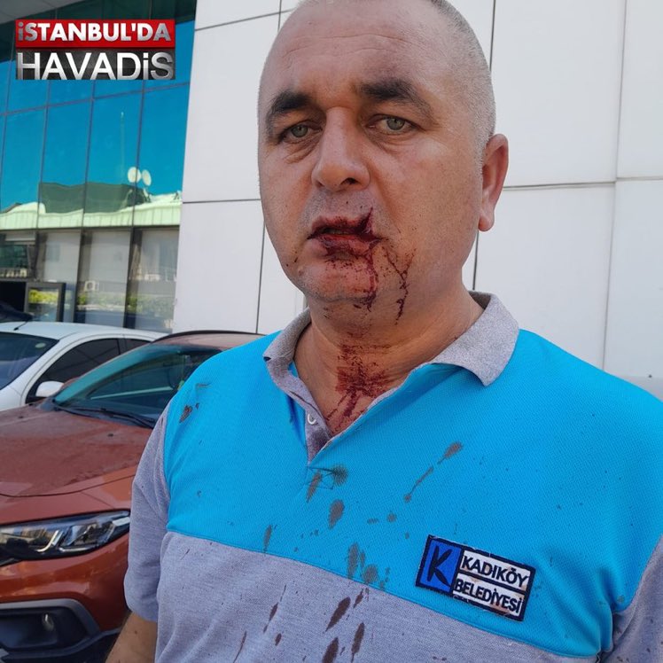 İstanbul’da hatalı park eden şahıslar, “Çöp kamyonu geçemiyor, aracı biraz ileri alabilir misiniz” sözleri üzerine 2 belediye işçisini muştalarla öldüresiye dövdü.  

İşçilerden birinin durumunun ağır olduğu öğrenildi.