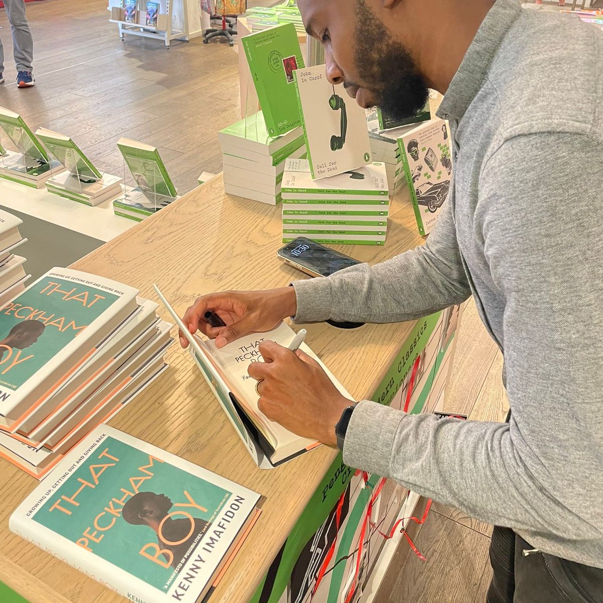 Entrepreneur, author & Forbes #30under30 honouree @KennyImafidon stopped by at Charing Cross Road to sign THAT PECKHAM BOY – his extraordinary memoir and inspiring call for positive systemic change. Grab your signed copy instore, or online: bit.ly/3OOBWhQ @PenguinUKBooks