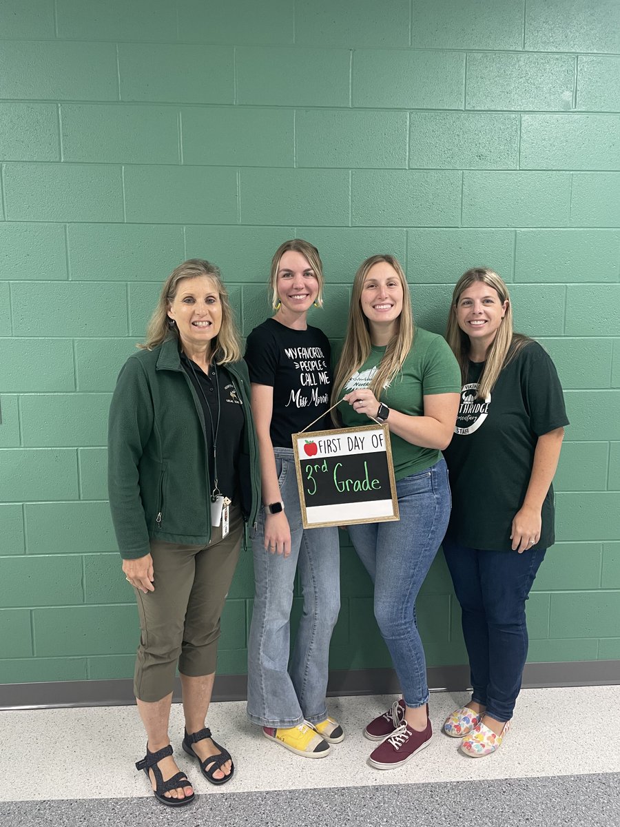 The #NRVikings third-grade team was all ready for the first day of school! 💛🍏

Our School Resource Officer Deputy McCreery also made sure she doesn’t miss the 🚍 bus for the first day!