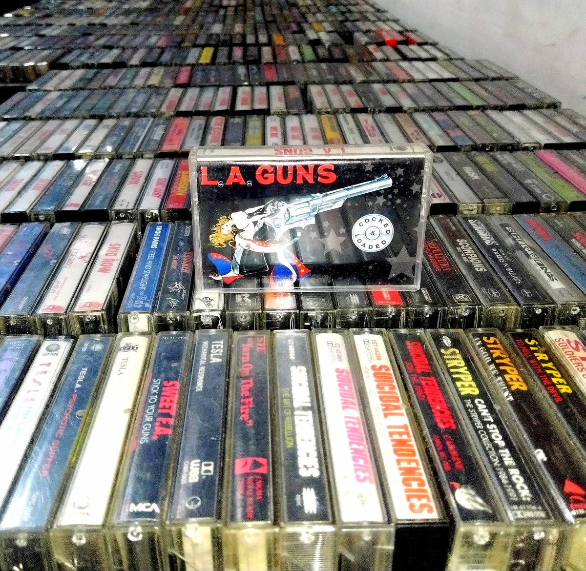 22 de Agosto de 1989, @laguns lanzó su segundo álbum 'Cocked And Loaded'. Tras el éxito de su álbum debut homónimo el año anterior, L.A. Guns se dispuso rápidamente a grabar el seguimiento en 1989. 
#RipAndTear
#NeverEnough
#TheBalladOfJayne 
#IWannaBeYourMan
#Malaria
🤘🏻😎