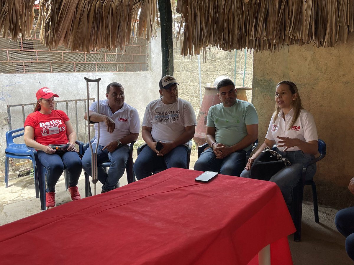 LindaCabarcas1's tweet photo. Hoy amanecí en Plato, la tierra del Hombre Caimán, mi tierra natal. Comparto a esta hora con los candidatos al Concejo M/pal, que son parte de la lista del @NvLiberalismo . Conformamos este equipo que rodea mi candidatura a la Asamblea de Magdalena, con muchas ganas de trabajar. https://t.co/xQkz5cUGUI