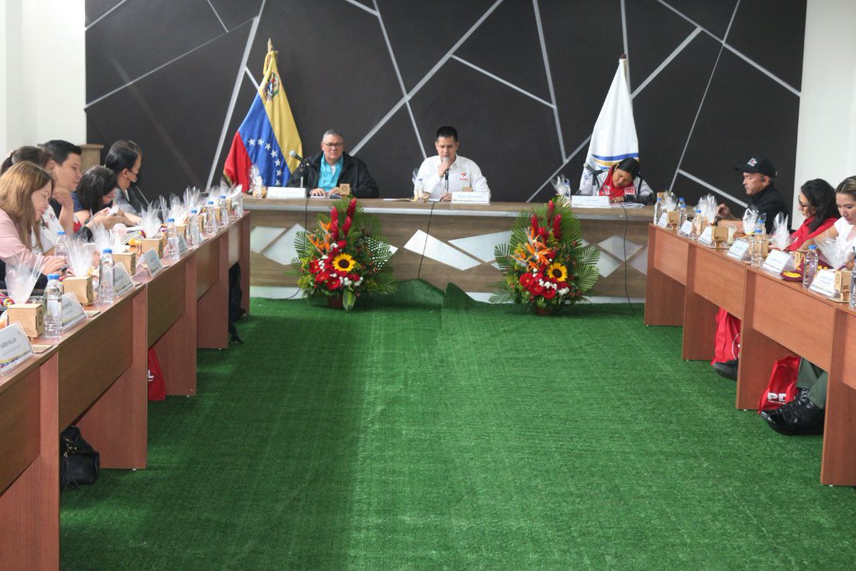 MinAlimenVen's tweet photo. #EnFotos | Vicepresidencia para el Socialismo Social y Territorial, lleva a cabo desde el Ministerio de Alimentación, la reunión semanal de balance con los integrantes que conforman el Gabinete Social, encabezado por el vicepresidente @MervinMaldonad0. 
#ConsensoDeVenezuela https://t.co/rOB4BbIKSg