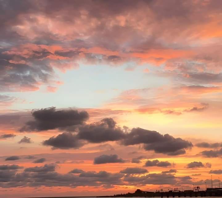 feelsinposts's tweet photo. yes, i love skies and clouds. https://t.co/gaWRFYsrnv