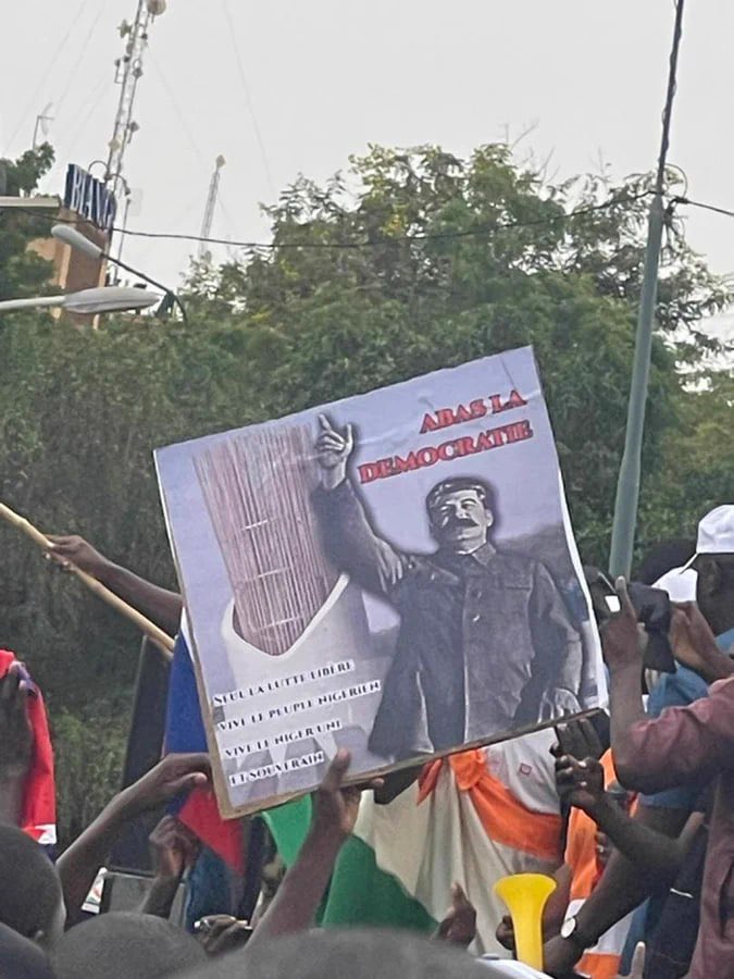 Staline was seen in Niamey #Niger these lasts days. 

You can read "Down with democracy" on this sign used during a protest.