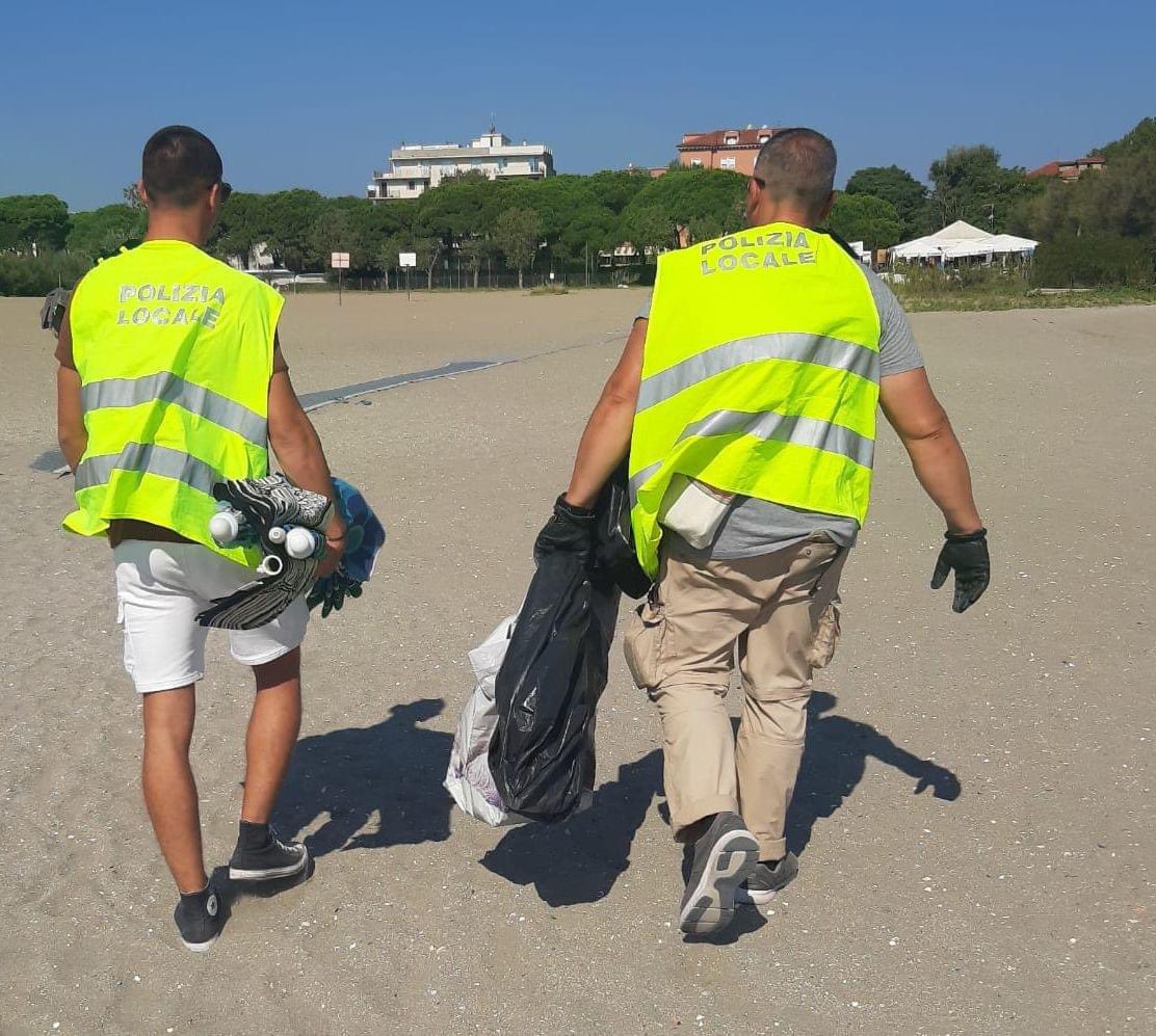comunevenezia's tweet photo. 🛃 Al #LidodiVenezia, alla spiaggia libera adiacente l’ex “Ospedale al mare”, è stato effettuato un #blitz di contrasto al commercio ambulante abusivo.

🔸 Complessivamente sono stati sequestrati un centinaio di ombrelloni e svariate decine di teli mare, brandine e stuoie.

🔹 Individuati e sanzionati due venditori stranieri: 5.000 euro ciascuno con ordine di allontanamento.

🚨 All'operazione - la trentacinquesima di questa estate - hanno partecipato anche agenti in borghese che hanno affiancato i quad, sempre più indispensabili per questo tipo di attività.

Leggi la notizia 🔗 https://t.co/R6uHtbV8Um