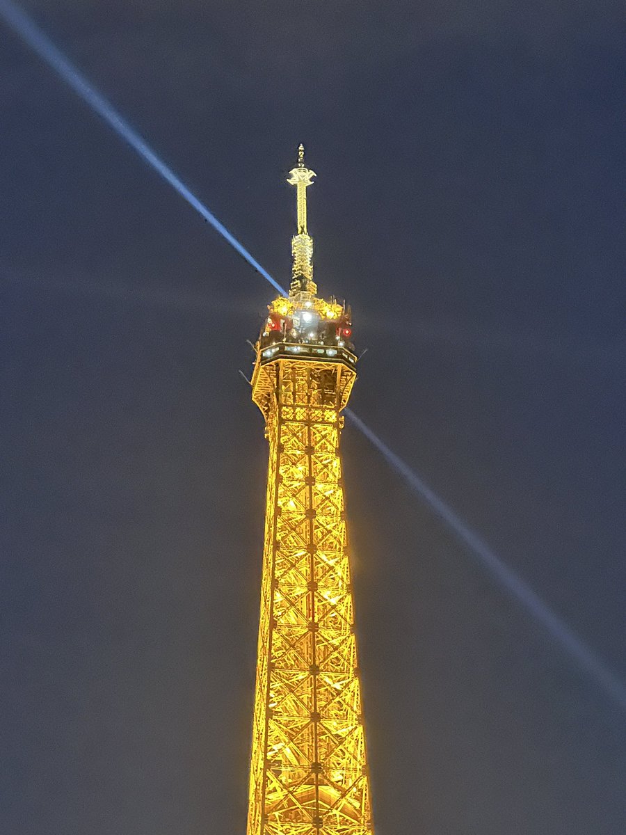 woolleyshell27's tweet image. Eiffel Tower at night 🇫🇷