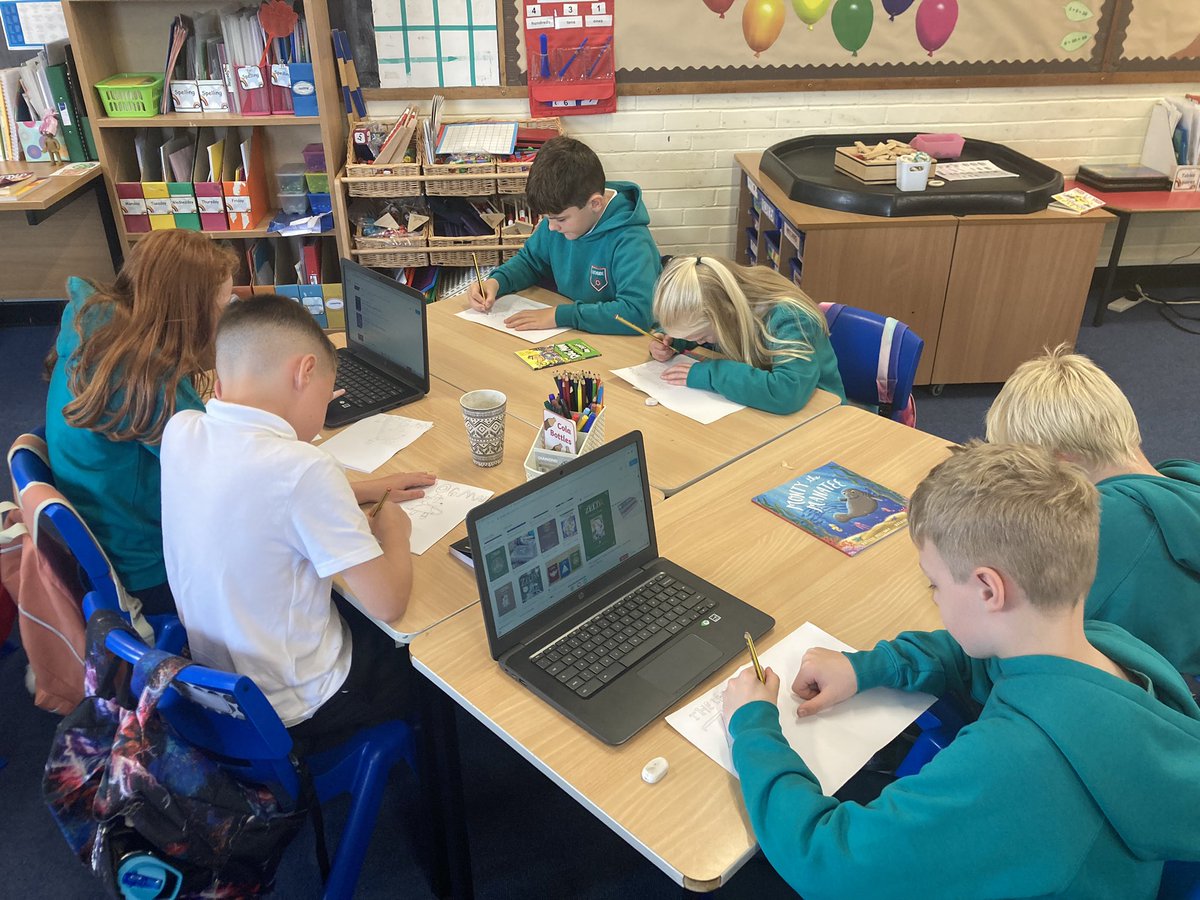 LochsidePS's tweet photo. #P4Robin have been creating book covers of their favourite books to share with others! We also wrote a few sentences explaining why it was our favourite book π https://t.co/vCHfb3hze7