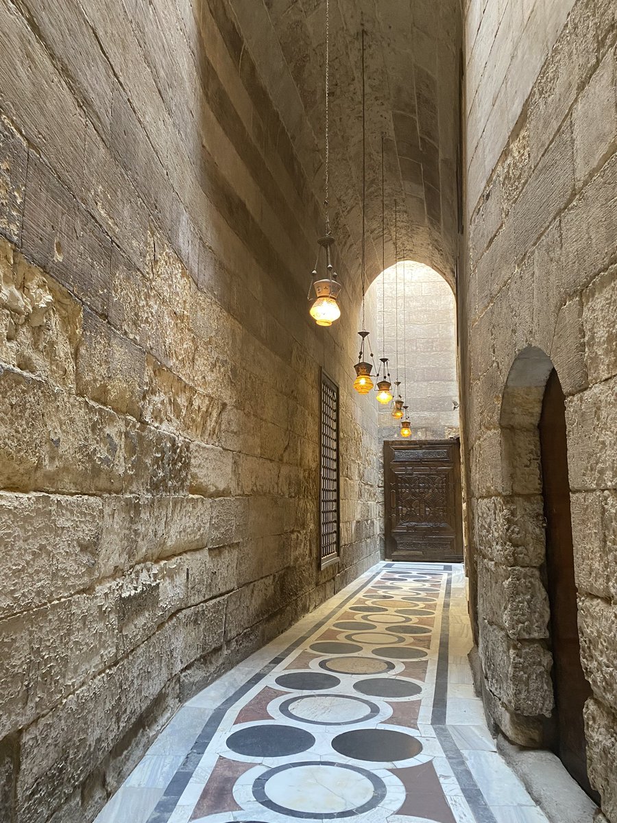 عايز اسجل ٣٠ فيديو متواصل عن اماكن واشخاص وحكايات تاريخيه في مصر، حد عنده اقتراحات ؟ معايا ليست بحاجات كتير بس عايز اسمع اراء وحاجات مختلفه عن اللي بفكر فيه