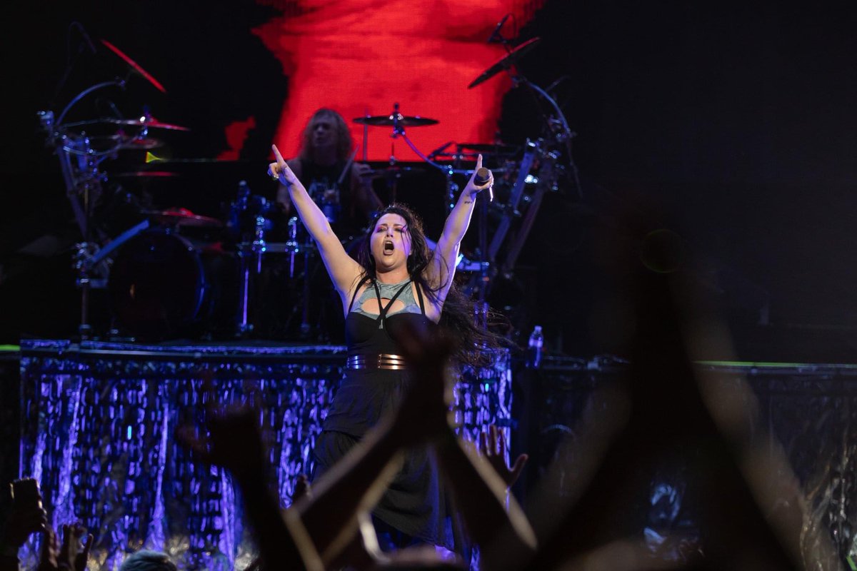 Remember when <a href="/evanescence/">Evanescence</a> said we were super fans 😂 <a href="/Kelli_S1/">Kelli</a> <a href="/among_ashes/">Among the Ashes</a> “Shoutout to all you superfans who traveled to see us! We seeeee youuuu! ❤️❤️” ugh good times. <a href="/AmyLeeEV/">Amy Lee</a>