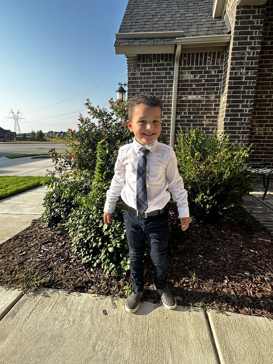 xoceeg's tweet photo. My little guy is in kindergarten. WHERE HAS TIME GONE😭💙 https://t.co/knQKZqooVW
