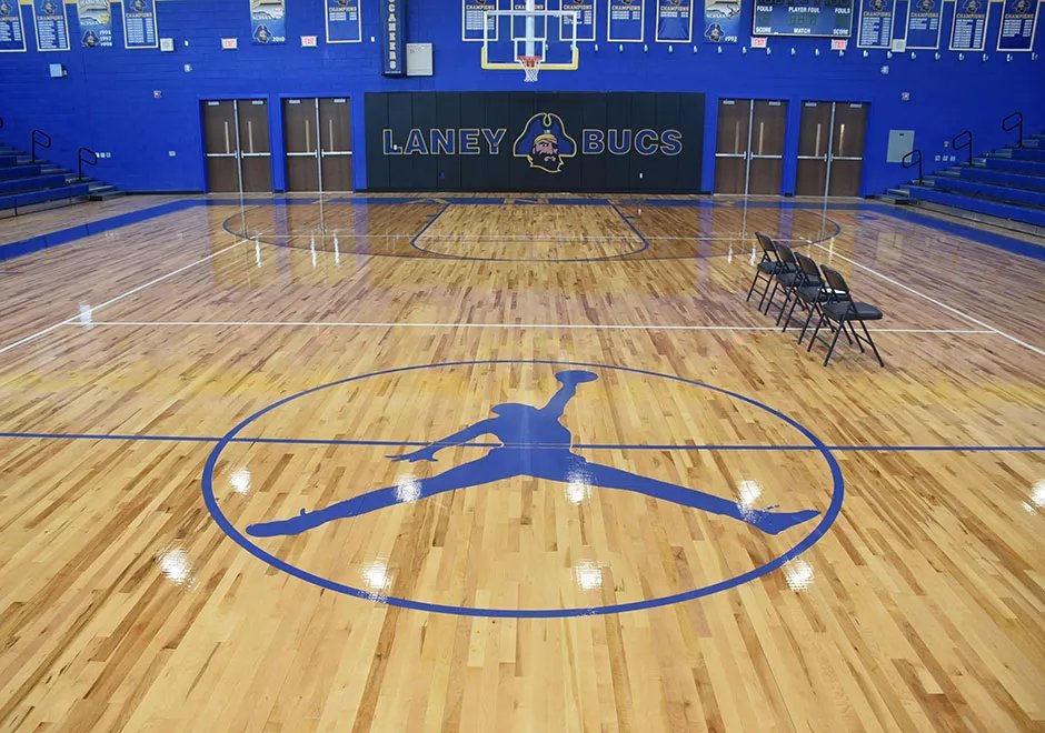 CLIFTON 'POP' HERRING Y LEROY SMITH, LAINE HIGH SCHOOL

Noviembre de 1978. El escenario, gimnasio de Laney High en Wilmington, N.C. Años más tarde, sería rebautizado como el Michael J. Jordan Gymnasium. 

El entrenador del equipo, Clifton 'Pop' Herring realiza una prueba para 50