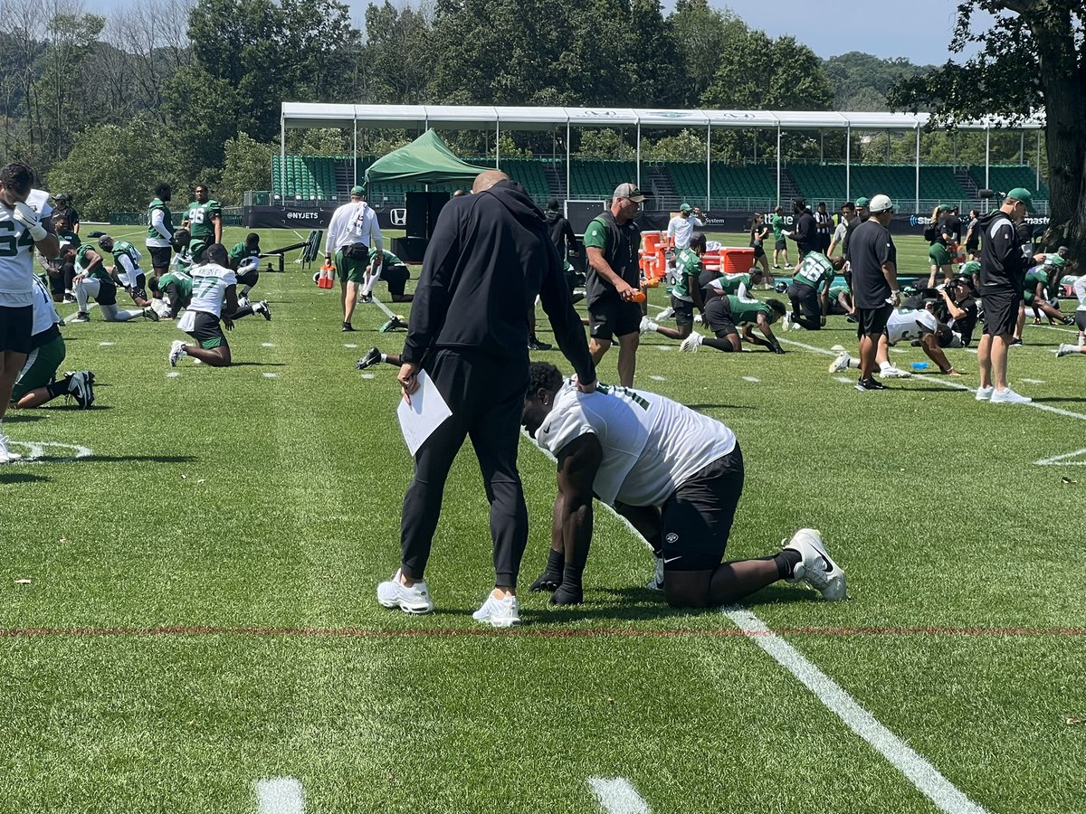 Connor_J_Hughes's tweet photo. Robert Saleh with a little pre-practice chat with Mekhi Becton. #Jets https://t.co/8Yo3Op5OO2