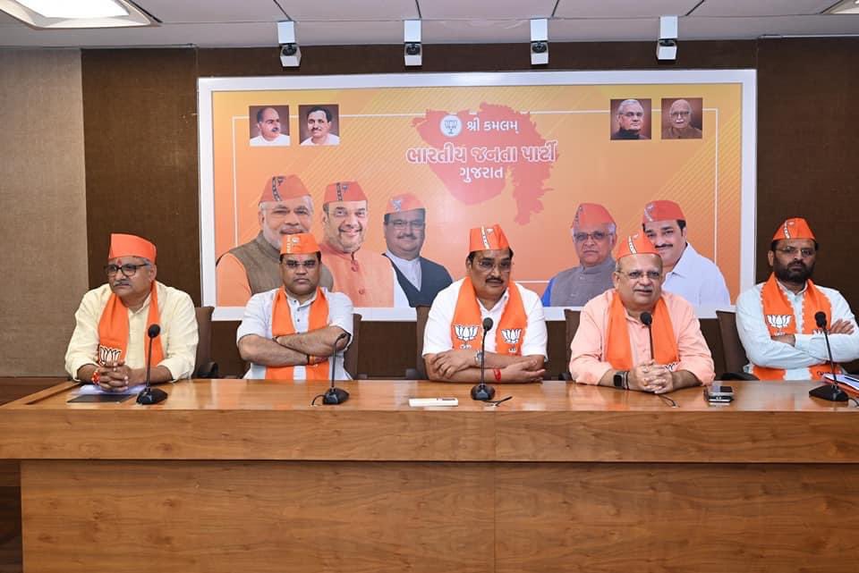 CRPaatil's tweet photo. પ્રદેશ કાર્યાલય 'શ્રી કમલમ્' ખાતે યોજાયેલી મિડીયા વિભાગની બેઠક સંબોધી. મિડીયાની કામગીરીને વધુ મજબૂત બનાવવા જરૂરી સૂચનો આપી માર્ગદર્શન પાઠવ્યું. 

પ્રદેશ સંગઠન મહામંત્રી શ્રી @ratnakar273 જીની વિશેષ ઉપસ્થિતિમાં યોજાયેલી આ બેઠકમાં 
પ્રદેશ મહામંત્રી શ્રી રજનીભાઈ પટેલ, શ્રી @VinodChavdaBJP જી, પ્રદેશ પ્રવક્તા શ્રી @yamalavyas જી સહિત મીડિયા વિભાગના હોદ્દેદારો ઉપસ્થિત રહ્યાં.