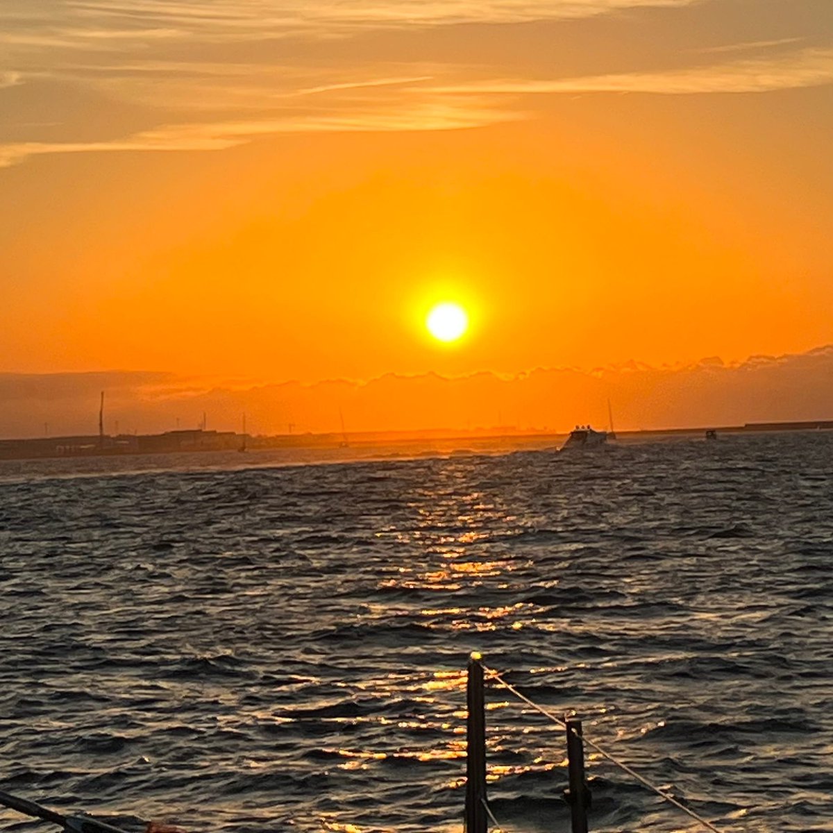 MiriamMagallon's tweet photo. No todo en verano es de color de rosa.
Surgen roces en la convivencia, discusiones, preocupaciones.
Cuando esto suceda, toma distancia, busca un rato para ti sola, respira, contempla...
Vuelve a tu lugar de calma.
Cultiva la paz.
 https://t.co/nhyWtCq8M5
#adiosansiedad https://t.co/uhdTmAX72j