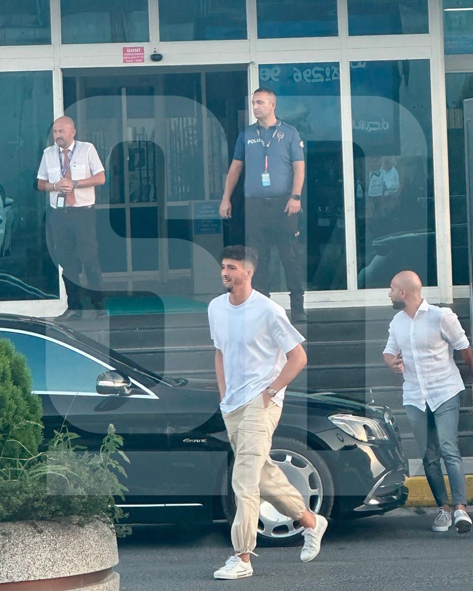 FabrizioRomano's tweet photo. Altay Bayindir returns to Istanbul after medical check with Manchester United in Athens 🔴🛩️🇹🇷 #MUFC

Man United staff today also in Athens for Bayindir’s medical tests. Next steps to follow soon.

📸 @yagosabuncuoglu https://t.co/rxPEjm3Mre
