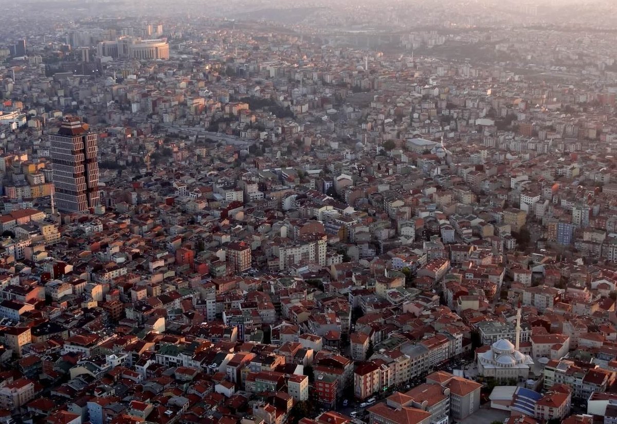 merhum_cuykov's tweet photo. Dünyanın depremselliği en yüksek ülkelerinden birisi üzerinde yaşıyorsunuz. Bu da yetmezmiş gibi en fazla 10 milyon nüfusu çekebilecek İstanbul'a 20 milyon insan doldurup bütün sanayiyi de Marmara havzasına yığdınız. Ne imar planı var, ne adam gibi şehirleşme var, ne doğru dürüst yapı denetimi var. Kahramanmaraş depremindeki yıkımda ihmali olan hemen hiç kimse hesap vermedi, her şeyi unuttunuz.

Tarihin her döneminde, belli aralıklarla İstanbul deprem gördü. Büyük bir depremi tekrar yaşarsa bu ülke yıkılıp gider. 1 milyonun insanın ölümüne kesin gözüyle bakılıyor. Ekonomik kaybı ve oluşacak kaosu, şehirde çıkacak kargaşayı saymıyorum bile.

Gözünüzü açın, ağzı açık ayran budalası olmayın. Kurbanlık hayvan bile kesim yerine giderken hiç değilse boynundaki ipi çekiştiriyor. Hiçbirinizden ne adam gibi tedbir ve dönüşüm talebi var, ne de konu gündemde. 6 Şubat'ta yüz binlerce insan saniyeler içinde moloz yığınları altında kaldı, ne çabuk unuttunuz?