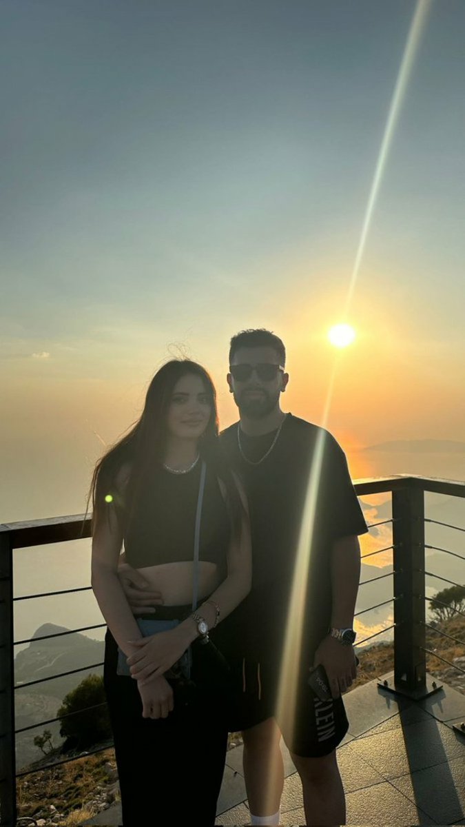 elfsedo's tweet photo. #elsed elif bal gibi de sedatin yanında mutsuz kızlarla çıktığında Elif'in enerji bambaşka kıyafeti olsun ozeniyor onların yanında daha mutlu sedata olan sevgisi bitmiş gibi @espiresmi #ElifNurYel #sedatpolat https://t.co/r2Z8SxDESC
