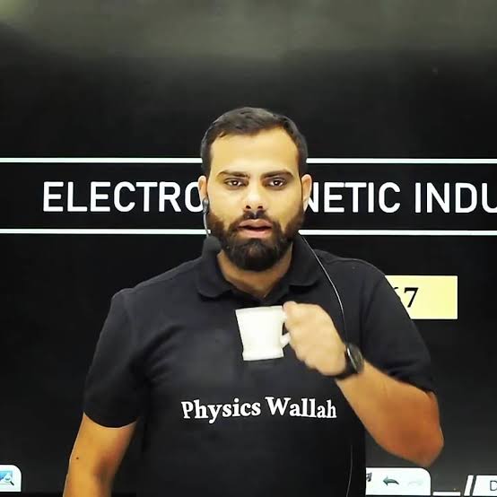 JaikyYadav16's tweet photo. ये Physics wallah का टीचर मनीष राज है। Physics wallah का संस्थापक अलख पांडेय है। इस मनीष राज की एक वीडियो वायरल हो रही है जिसमें ये बता रहा है कि टीचर बनने से इसकी ज़िंदगी ख़राब हो गई है इससे बढ़िया इसे भगवान "चमार" बना देते।

इसने पूरे दलित और पिछड़े समाज को गाली दी है। https://t.co/vnQou0Gc6w