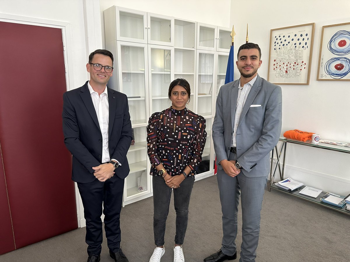 Merci à Mme <a href="/priscathevenot/">Prisca THEVENOT</a> pour son invitation à échanger sur les enjeux de la jeunesse avec la participation d’<a href="/AbdelhakimMADI2/">Abdelhakim MADI</a> 

Une envie partagée d’œuvrer en faveur de notre jeunesse et de la vie associative ! 

#jeunesse #asso #ministère