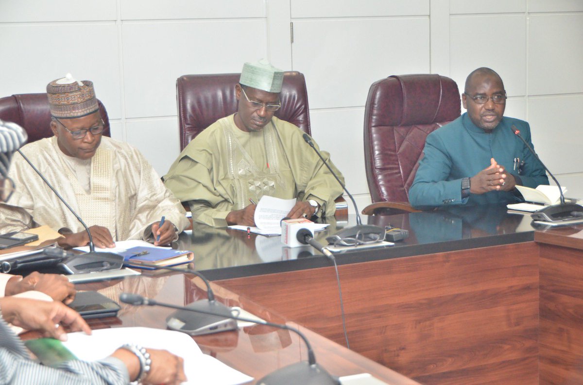 Arch_Dangiwa's tweet photo. Today I met with principal officers as well as heads of Agencies under the Ministry of Housing &amp; Urban Development where I outlined my vision and key priorities towards achieving the President’s Renewed Hope Agenda on Housing and Urban Renewal. https://t.co/Pzxr15KTGM