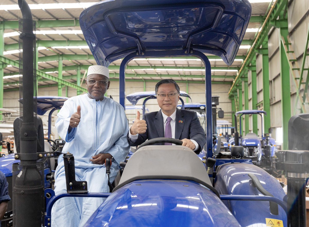 DarajaHaidara's tweet photo. En compagnie de S.E.M. CHEN  Zhihong, ambassadeur de Chine au Mali, nous avons effectué une visite du Groupe Toguna, spécialement guidée par le PDG dudit groupe M. Seydou NAMTOUME. 
1/3 https://t.co/nVksq97TNE