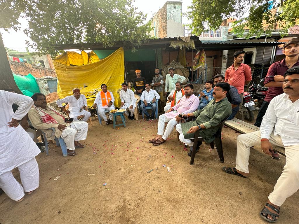 mlachandla's tweet photo. आज दिनांक 22.08.2023 को अपनी #विधानसभा_49_चंदला केक कस्बा चंदला में #बूथ_अध्यक्ष #श्री_रामखिलावन_तिवारी_जी के निवास पर माननीय #विधायक #मड़िहान #उत्तर_प्रदेश #श्री_रमाशंकर_सिंह_पटेल_जी के साथ कार्यकर्ताओं से चर्चा की ।
#NarendraModi
#ChouhanShivraj
#JM_Scindia
#OfficeofSSC
#vdsharmabjp
#Madhyapradesh_news
#bjp4chhatarpurmp
#mp
#chandlavidhansabhabjp
#BJP4MP
#BJP4India
#mlachandla
#mlarajeshprajapati
#राजेश_कुमार_प्रजापति
#विधायक_चंदला_छतरपुर
#RajeshPrajapatimla