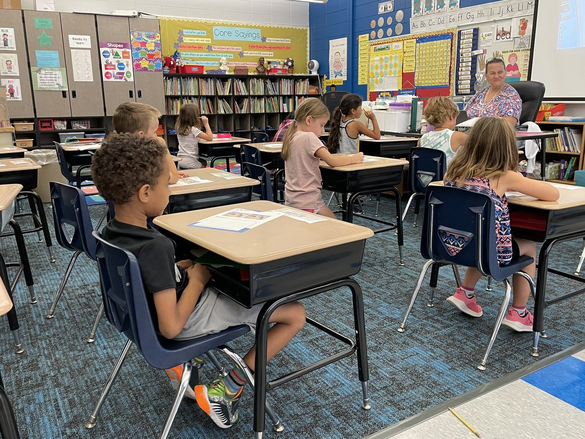 matthewjscott1's tweet photo. Kindergarten and 1st grade Ss @CatherMPS are modeling ways they can be successful at learning math. Working together is a great strategy! @MPSElemEd #MPSmathmindset https://t.co/2jQif8J9rL