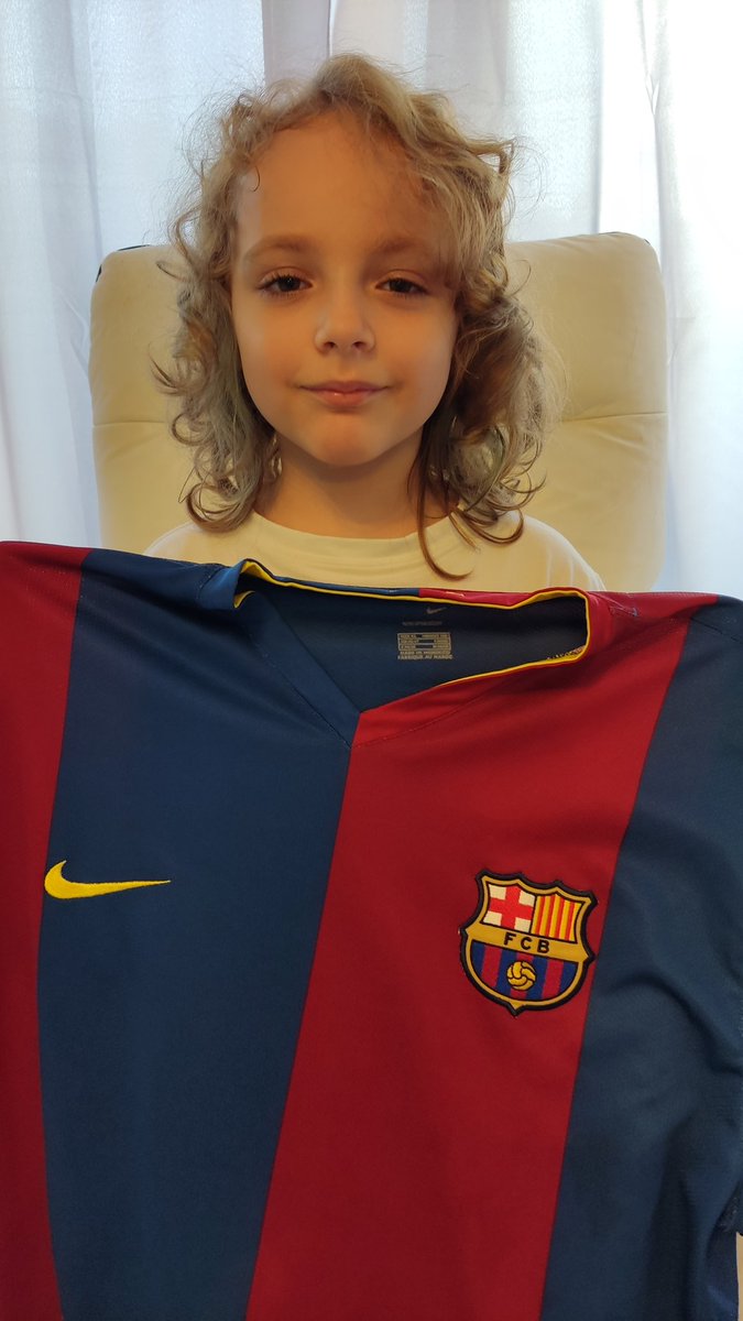 OliWojowniczka's tweet photo. Na licytację dla córki Olivki - chorującej na SMA wystawiam UNIKATOWĄ oryginalną koszulkę @_BarcaInfo z sezonu 2006 BEZ reklamy, jest to RARYTAS i mega pamiątka dla każdego fana 💙❤️ prosimy o masowe RT ↪️. Cena od 300 zł i podbijamy o równe 50 #DlaOlivki Po licytacji razem z koszulką wysyłam też ramkę z podziękowaniem od Olivki. Koniec licytacji 25/08 o godzinie 20:00.