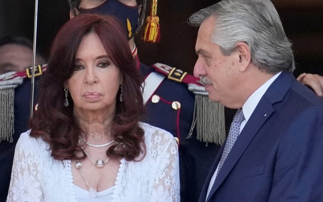 El país en llamas a causa de su exitoso Gobierno y ellos ni Muu.. renuncien mierdxssss! #saqueosmasivosargentina