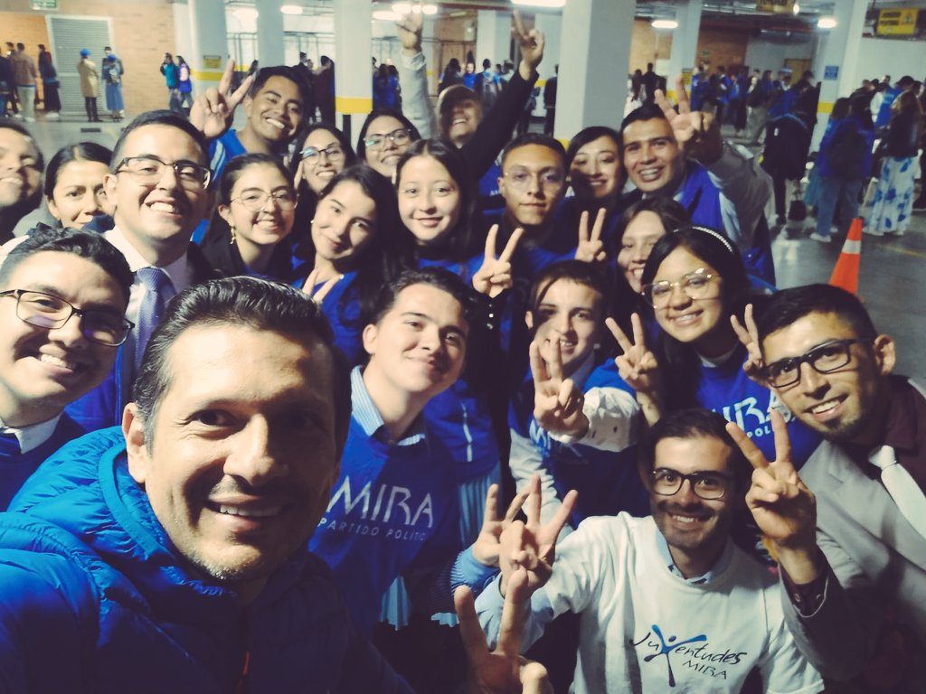 Lavarot96's tweet photo. @SamirBedoya @PartidoMIRA @Fapuentess @Israel_SalcedoB @EmilseMnera @nixoncontreras5 @EmirLopezPiza @elsabaquero @lorenagarzond @hercimene @cortesalvaro729 @Dayros_RR Un encuentro donde el @PartidoMIRA nos motivó, como siempre, a participar activamente en la política de nuestro país con valores y principios 🥳 en compañía de nuestro futuro concejal @SamirBedoya✌🏻
#TodosUnidosPorLosJóvenes https://t.co/9qaBjmRH8p
