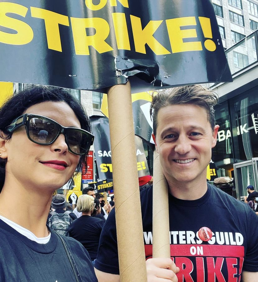 PortalDeadpool's tweet photo. Morena Baccarin ou para os mais íntimos, Vanessa saiu a rua em apoio a greve do SAG-AFTRA.
#SagAftraStrike #WGAStrike. https://t.co/qzXzj1mLWP