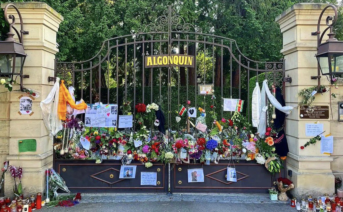 Thank you to all the fans across the world who shared messages of condolence and in remembrance of Tina - both online and in the books set up at Tina's musical, all the fans who visited her home in Zurich and laid flowers, and everyone who has kept her in their thoughts.