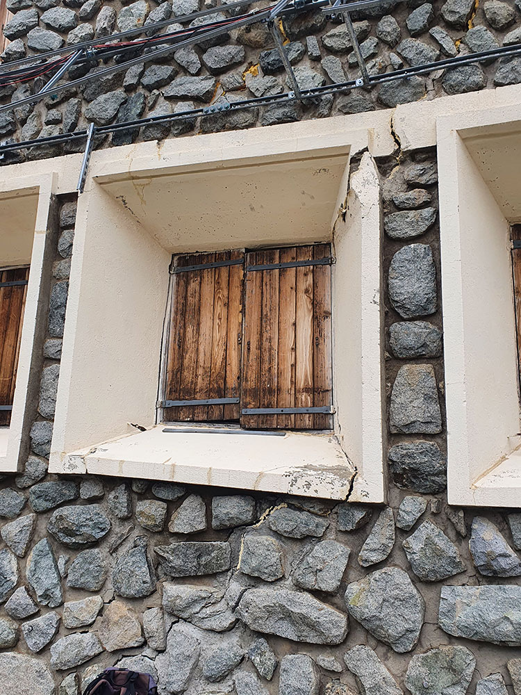🔥 5 mountain huts closed in Ecrins 🔥

This is...incredible and totally unprecendented situation! 😳
After Pilatte definitively closed 2 years ago, not less than FOUR other huts in the Ecrins massif have closed in the last 3 weeks: Châtelleret, Selle and now Pelvoux and Sélé!
1/