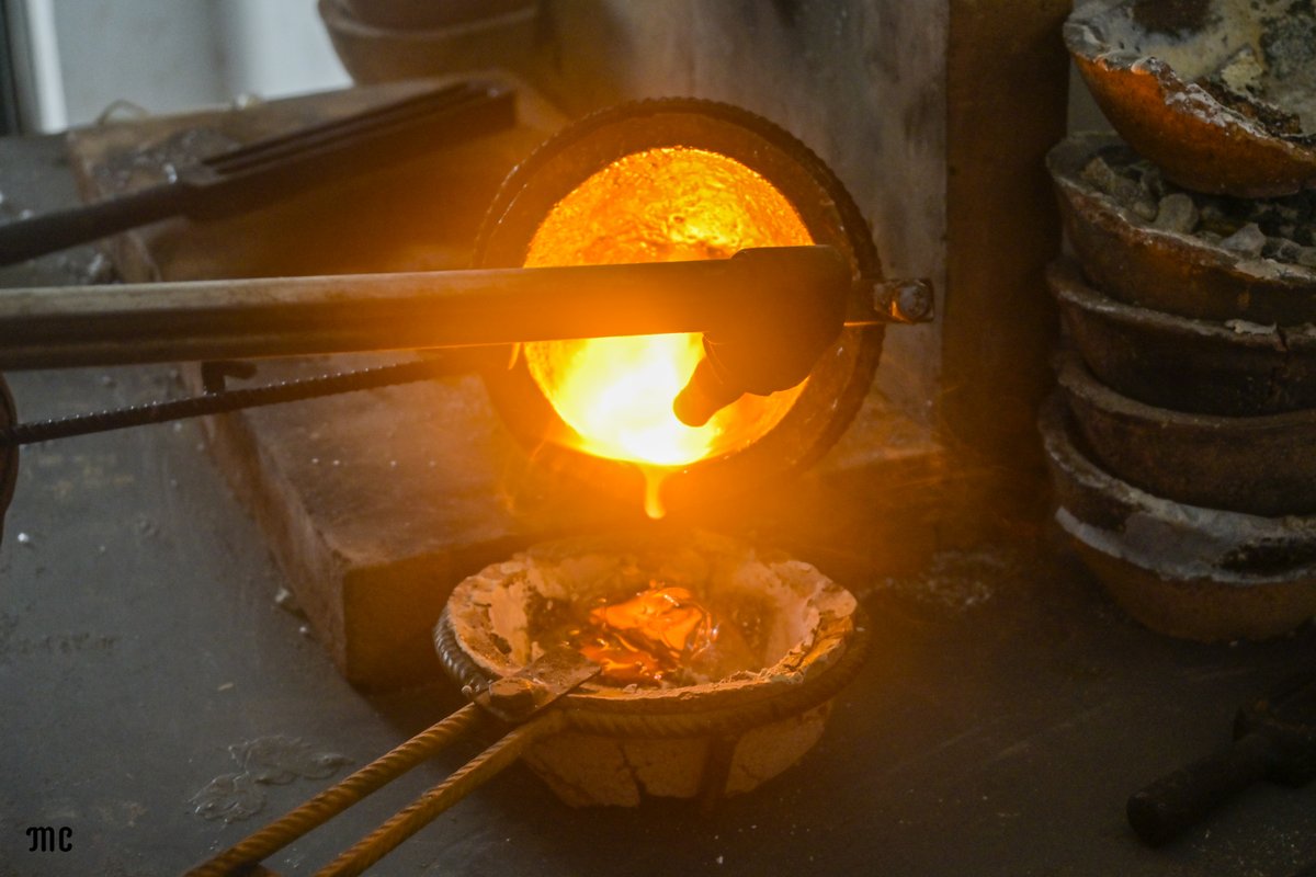 PureEarthPeru's tweet image. Con la intervención de socios locales y equipo #PureEarthPerú, mineros #MadredeDios producen #OroSinMercurio de manera constante. 
Con el apoyo de @casacollab, perfeccionan técnicas de fundición obteniendo #OroSinMercurio de muy alta calidad. 
#MineríaVerde #MakeMercuryHistory