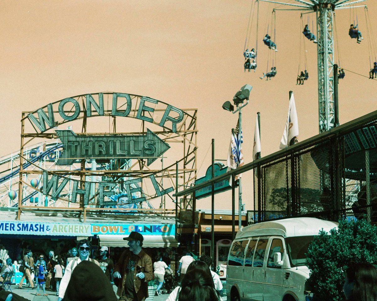 lomography's tweet photo. We held our first #LomoChromeTurquoise #LomoWalk! Let's rewind back to May, when we partnered up with Photodom to host a walk at Coney Island and take a look at a few of the participants' results. Read here: https://t.co/pdQ7LzXcoZ https://t.co/NtdZgj38xY