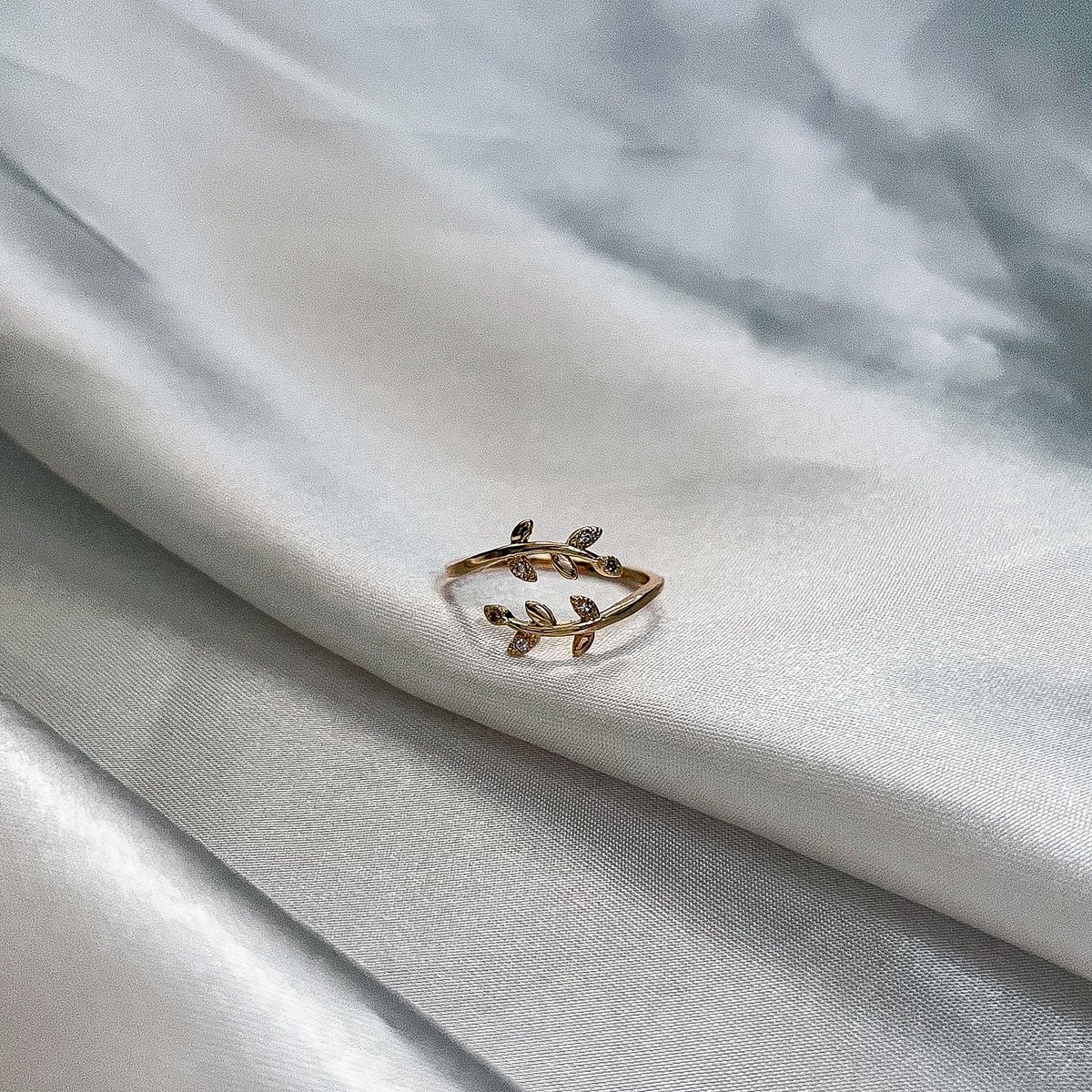 aura_gaia's tweet photo. the vine ring 🤍 https://t.co/kjJ4YzHePX
