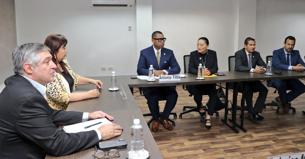 MECpy's tweet photo. A fin de compartir experiencias para la profesionalización del docente, el ministro de Educación 🇵🇾Luis Fernando Ramírez, junto al viceministro @mora_federico, recibió en audiencia a la rectora de la @una_py Zully Vera, y el rector de la Universidad de Rutgers USA, Antonio Tillis https://t.co/d2ACKIQOFp