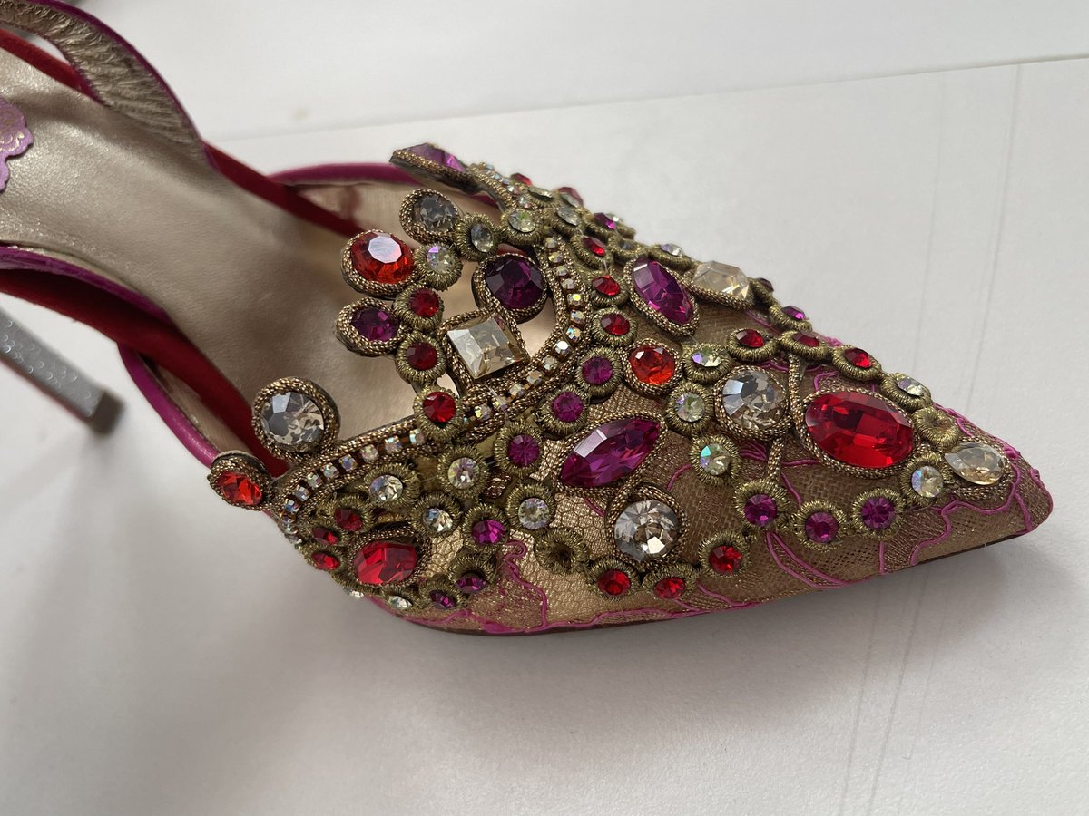 RC，
银河星空底，
巴洛克风格，
一眼就喜欢上了。#女S #高跟鞋 #红S #红杏