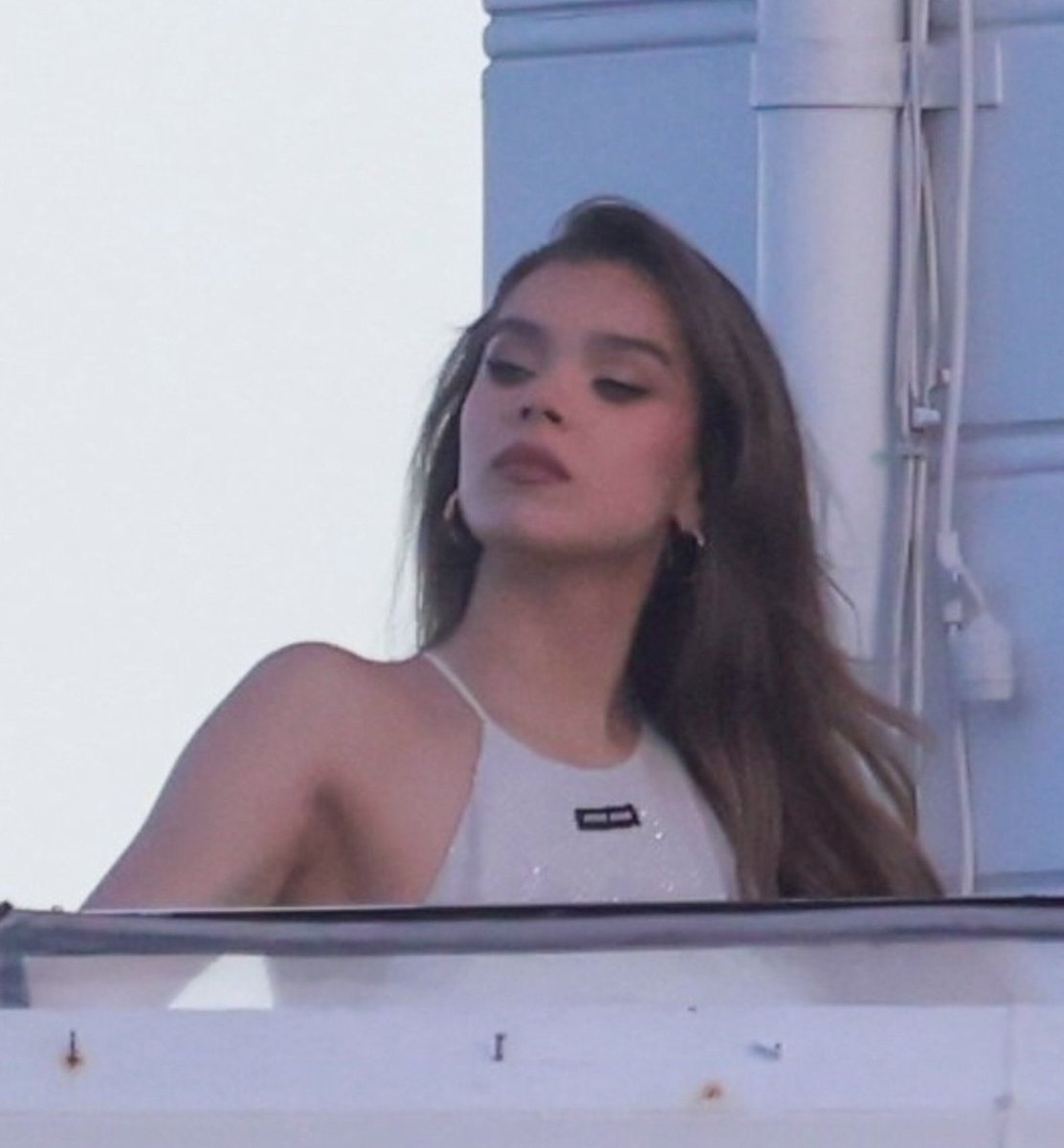 TheBeachesWorld's tweet photo. Day 83727992747 without Hailee. https://t.co/vpxwV3BJVV