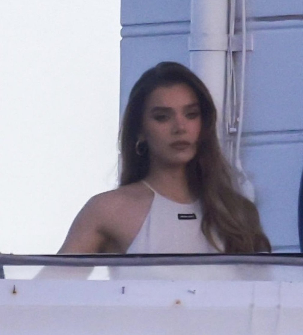 TheBeachesWorld's tweet photo. Day 83727992747 without Hailee. https://t.co/vpxwV3BJVV