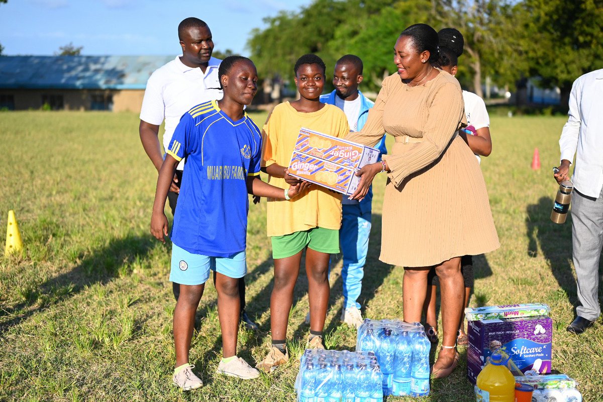 During the visit,our soft soft-spoken CECM distributed sanitary pads ,with the timely distribution of products aiming to promote the menstrual health of young talented girls while at the camp. She was accompanied by Chief Officers Naftali Owino,Ms.Agneta Karembo...