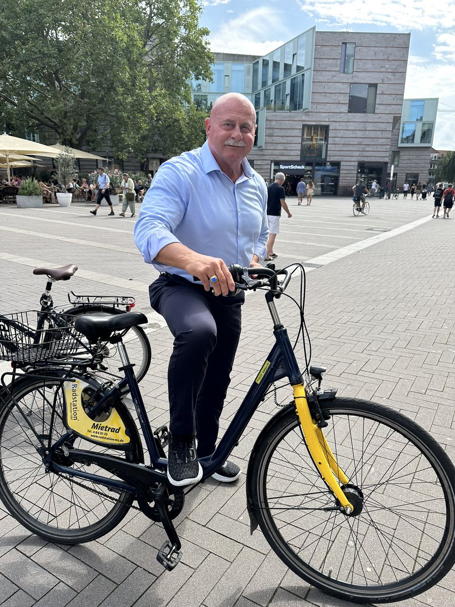 MayorJerryDyer's tweet photo. Today, we explored the number one mode of transportation in Münster: cycling! 🚲

There’s a lot to learn here. In Münster, 47% of people ride their bike daily and 26% drive a car daily. In Fresno, 1.1% of people bike each day, and 90.5% drive a car daily. https://t.co/J7WbMNewwl