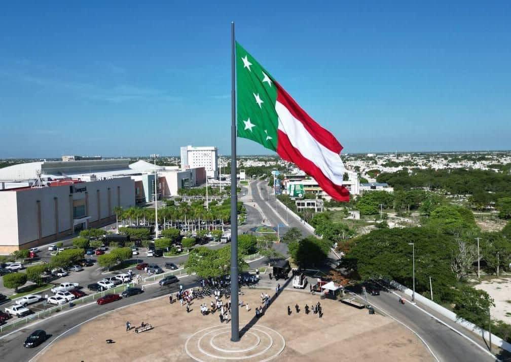 ¡Que hermosa bandera!
Se siente muy bonito pasar y verla ondeando en lo más alto.
#Orgullo
#Yucatán