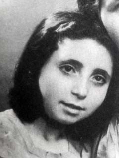Cécile Szulewicz naît à #Paris #France en 1932. Avant la Shoah, elle vit avec ses parents Hersz et Adèle rue #Molière, à #MontreuilsousBois. Raflée lors du #VeldHiv, elle est d'abord internée à #Pithiviers, puis déportée pour #Auschwitz le 17 août 1942. ow.ly/sLbT50PC2ze