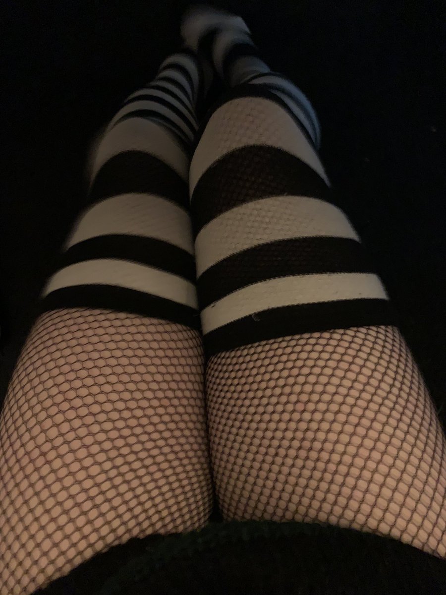 verdantdavid2's tweet photo. @stxxlxght @kaimi102 Thigh pics for those robux ;3 (I need those robux) https://t.co/QtVJM85ln9